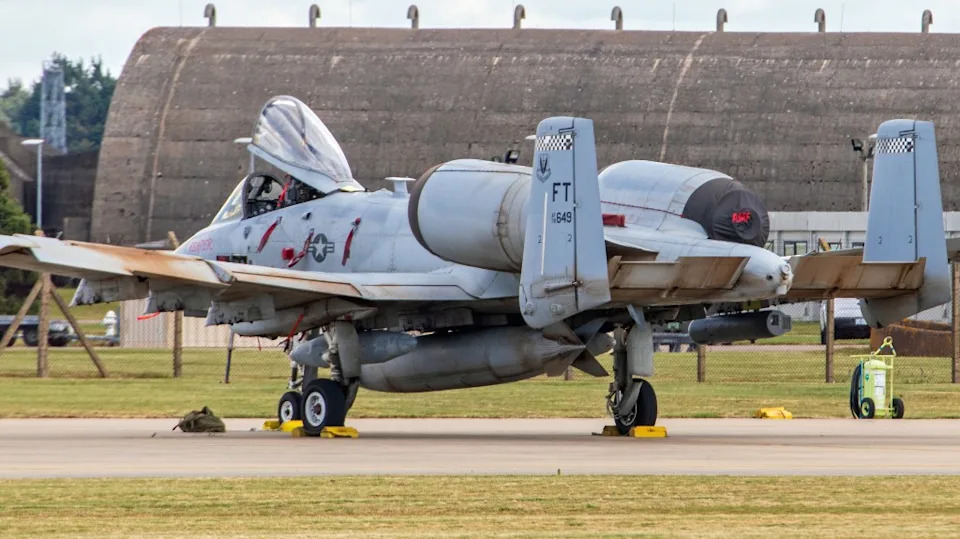 11 A-10 Warthog Sletelo Na RAF Lakenheath Sa Nose Artom I Oznakama Misija Iz Operacije „Epic Fury”