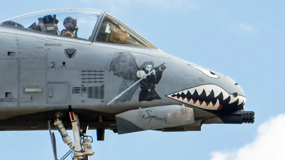 11 A-10 Warthog Sletelo Na RAF Lakenheath Sa Nose Artom I Oznakama Misija Iz Operacije „Epic Fury”