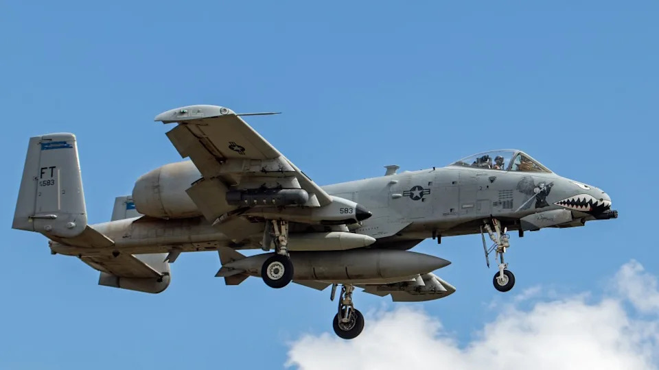 11 A-10 Warthog Sletelo Na RAF Lakenheath Sa Nose Artom I Oznakama Misija Iz Operacije „Epic Fury”