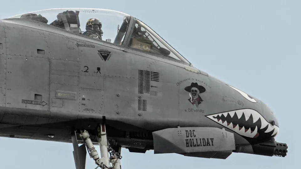11 A-10 Warthog Sletelo Na RAF Lakenheath Sa Nose Artom I Oznakama Misija Iz Operacije „Epic Fury”