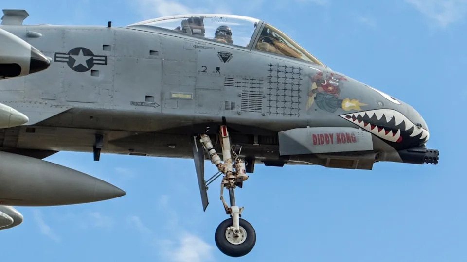 11 A-10 Warthog Sletelo Na RAF Lakenheath Sa Nose Artom I Oznakama Misija Iz Operacije „Epic Fury”