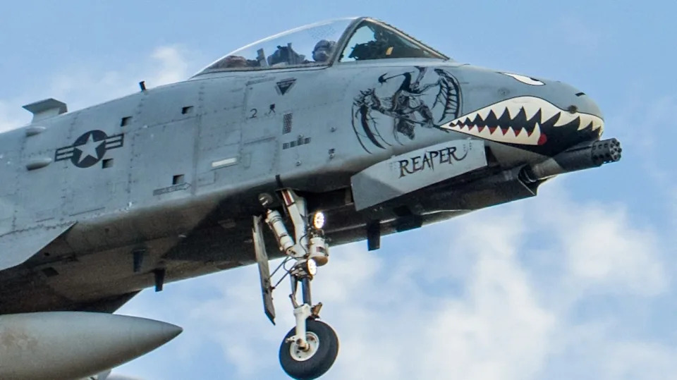 11 A-10 Warthog Sletelo Na RAF Lakenheath Sa Nose Artom I Oznakama Misija Iz Operacije „Epic Fury”