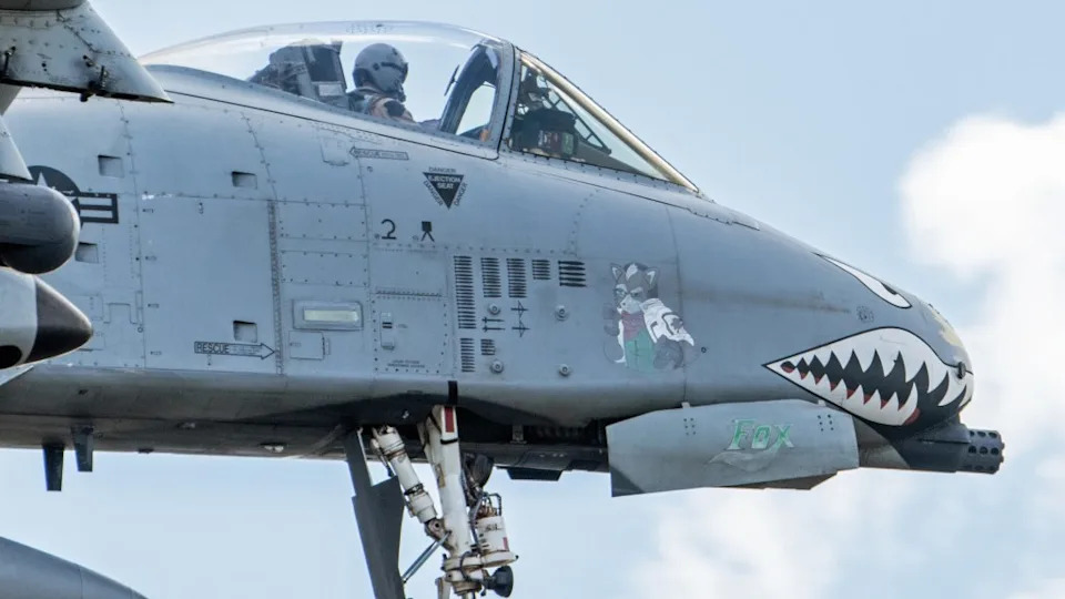 11 A-10 Warthog Sletelo Na RAF Lakenheath Sa Nose Artom I Oznakama Misija Iz Operacije „Epic Fury”
