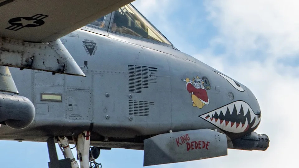 11 A-10 Warthog Sletelo Na RAF Lakenheath Sa Nose Artom I Oznakama Misija Iz Operacije „Epic Fury”