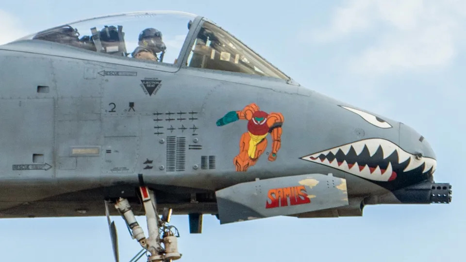 11 A-10 Warthog Sletelo Na RAF Lakenheath Sa Nose Artom I Oznakama Misija Iz Operacije „Epic Fury”