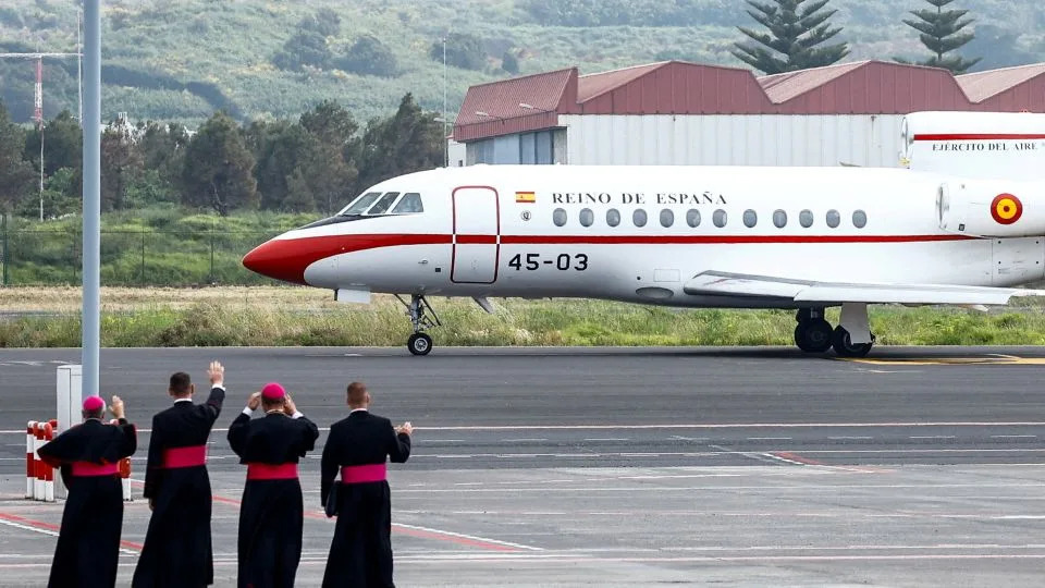 Drama na pisti: Avion pape Lea XIV prizemljen — kralj Španije ustupio privatni avion