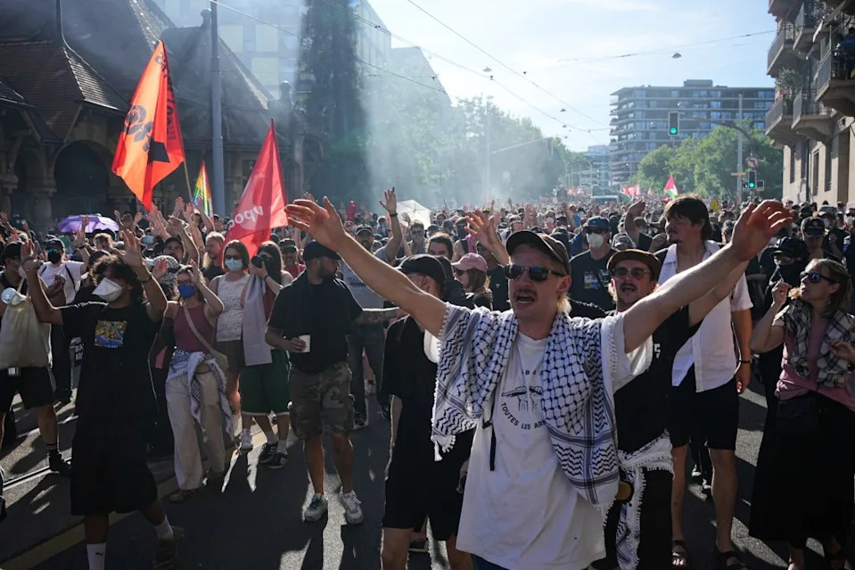 Zapaljena Tesla u Ženevi dok protesti pred samit G7 prerastaju u nerede