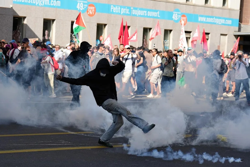 Zapaljena Tesla u Ženevi dok protesti pred samit G7 prerastaju u nerede