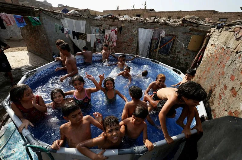 UNICEF: Gotovo Svako Dete Na Svetu Izloženo Klimatskim Pretnjama — Suše, Vrućine, Poplave i Malarija