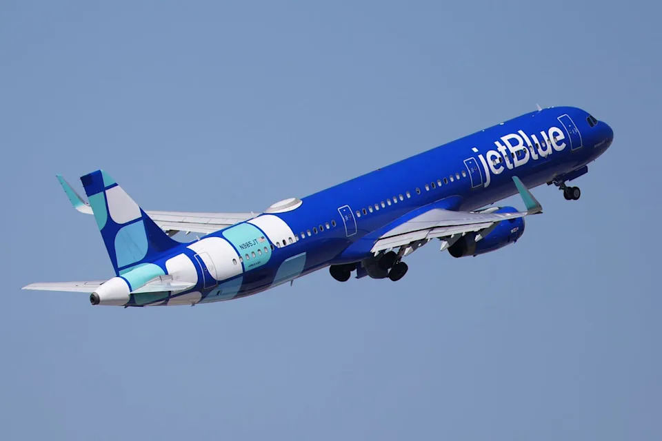 Viral Video Shows Rat Scurrying Along JetBlue Cabin Lights; Airline Removes Plane, Issues Refund