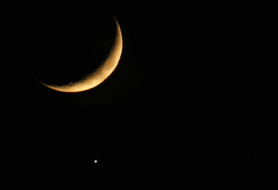 Mlađak Meseca Poravnava Se Sa Venerom, Jupiterom I Merkurom — Pogledajte Tri Planete Nisko Nad Zapadnim Horizontom