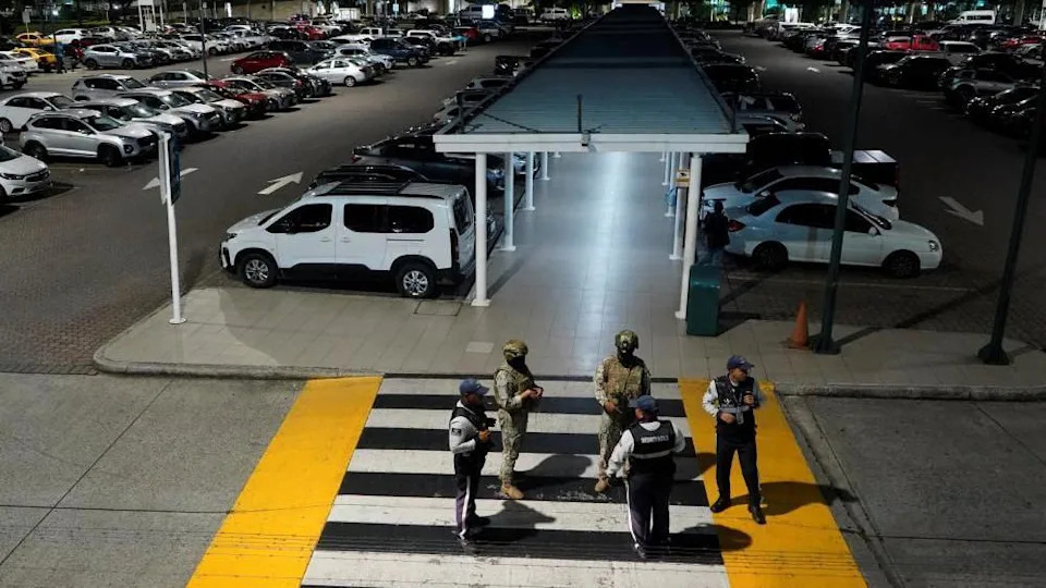 Vođa Bande Upucan Ispred Aerodroma u Guayaquilu — Pištolj Sakriven u Plišanoj Igrački