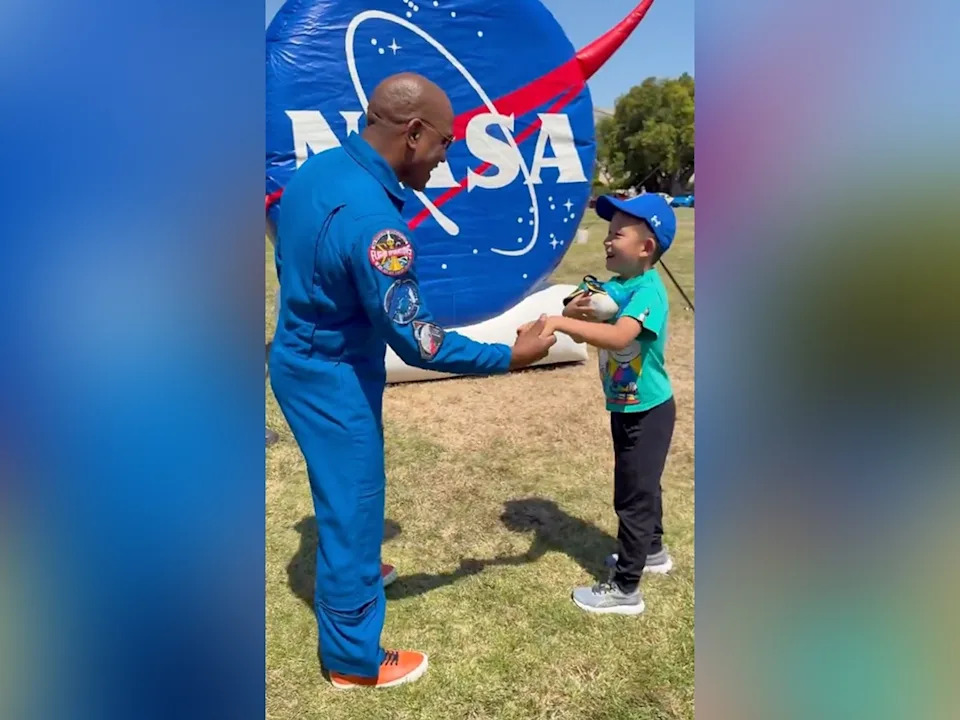 Osamogodišnji dizajner plišanca „Rise“ lično upoznao astronauta Victora Glovera i dobio original koji je obišao Mesec