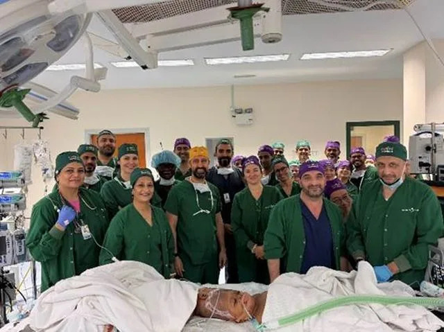 Bliznakinje Sa Spojenim Lobanjama Razdvojene Posle Više Od 40 Sati Operacija Uz Pomoć AI — „Prelomni“ Zahvat U Abu Dabiju