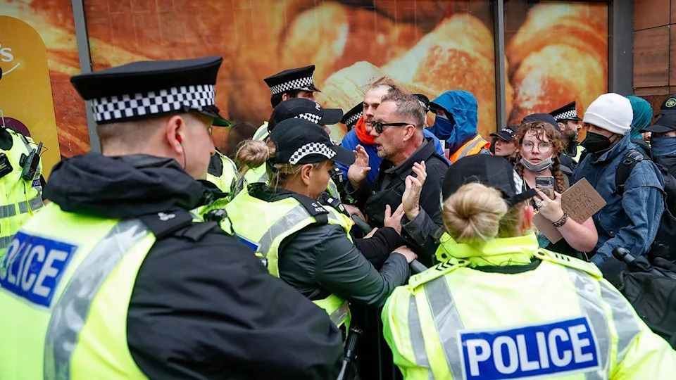 Kontrateroristička istraga u Edinburghu nakon niza napada koje vlasti sumnjiče za anti‑muslimanski motiv