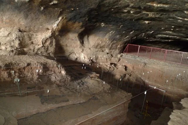 Rani hominini mogli su koristiti vatru pre 1,07–1,79 miliona godina — novo otkriće iz Wonderwerk pećine