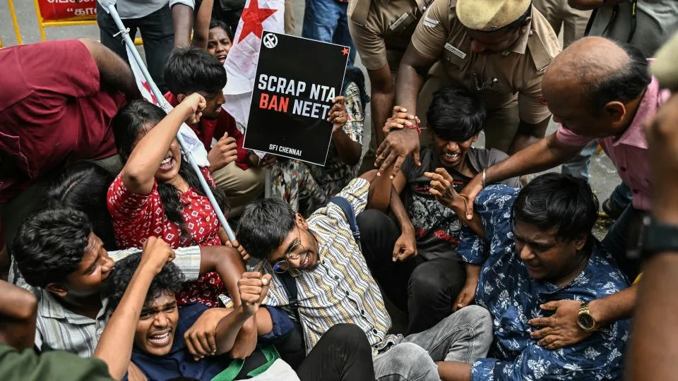 Mladima Dosta Nepravdi: Osnivač Cockroach Janta Party Stigao u Nju Delhi i Poziva Na Miran Protest