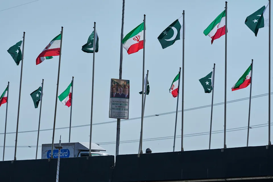 Iranski predsednik u Pakistanu dok se finalizuje sporazum sa SAD, raste napetost u Libanu