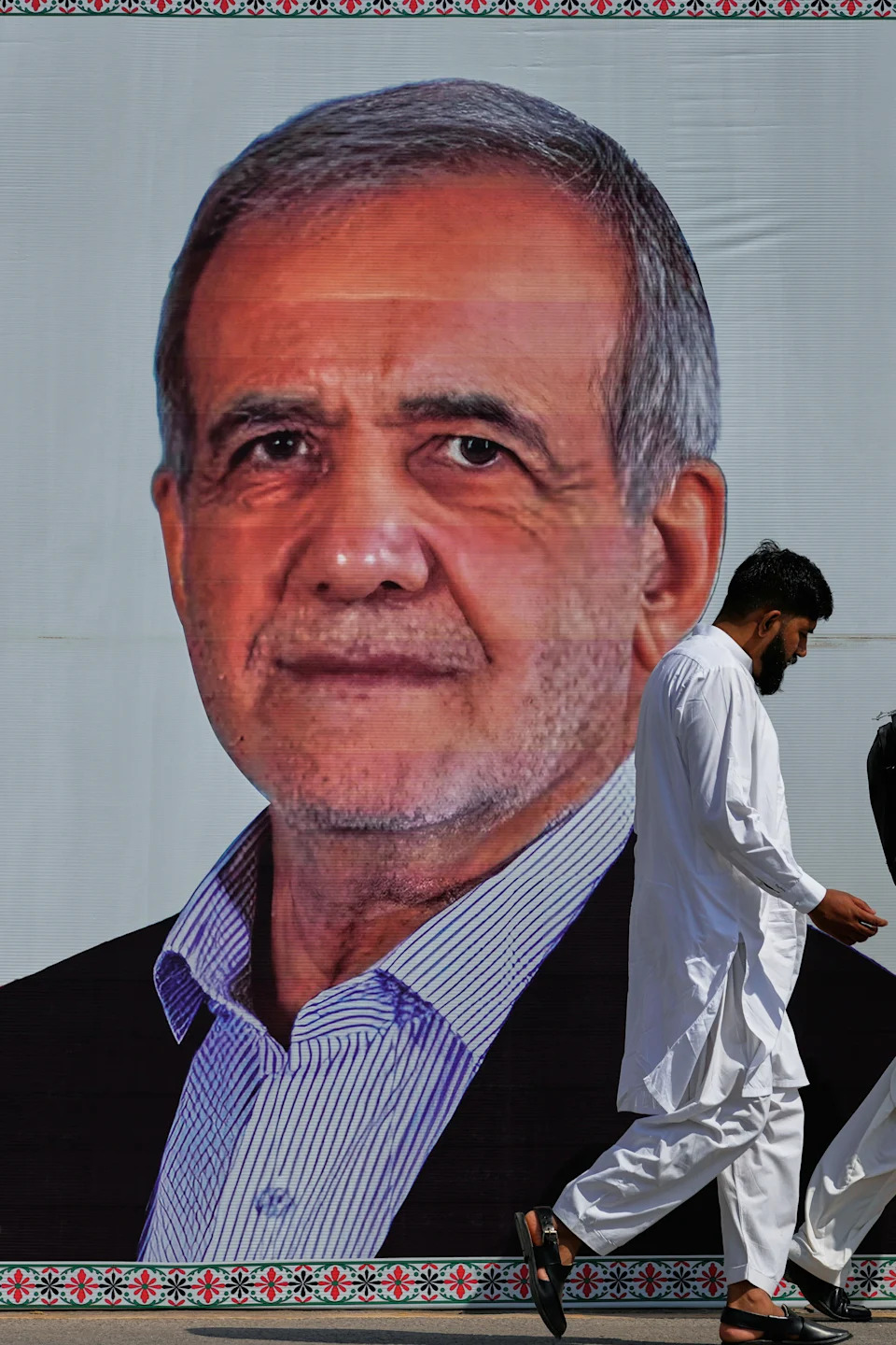 Iranski predsednik u Pakistanu dok se finalizuje sporazum sa SAD, raste napetost u Libanu