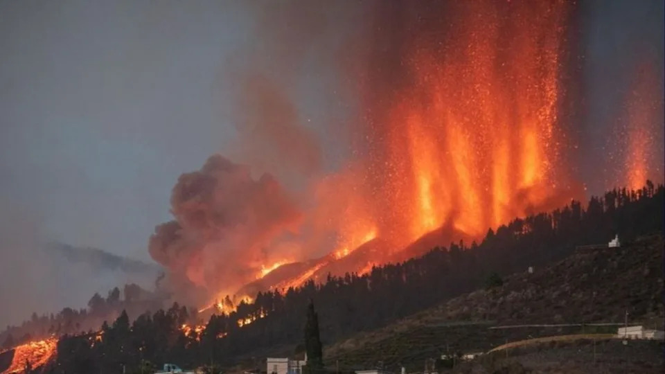Zapanjujući „meta“ oblačni prstenovi iznad Tajogaite: satelitski snimak erupcije na La Palmi