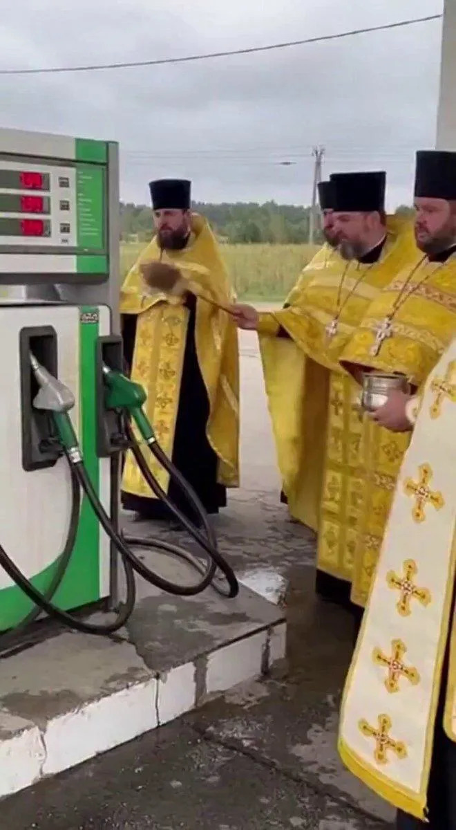 Lažan Video: „Sveštenici Blagosiljaju Pumpu“ Je AI-Generisan — Kako Je Otkriveno