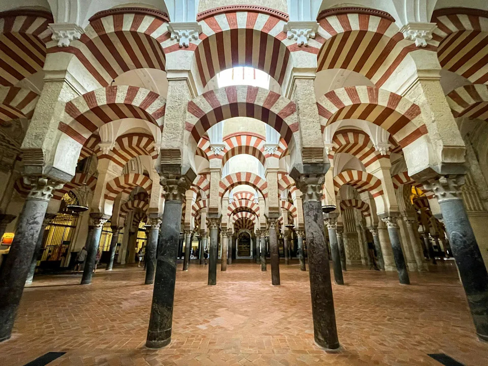 Gaudí i islamsko nasleđe: Kako arapski motivi oblikuju Barselonu
