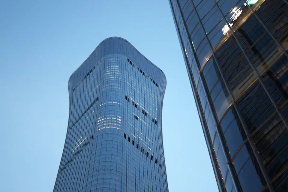 Drama u Pekingu: Mali avion se zabio u Citic Tower i pao ispred najvišeg nebodera