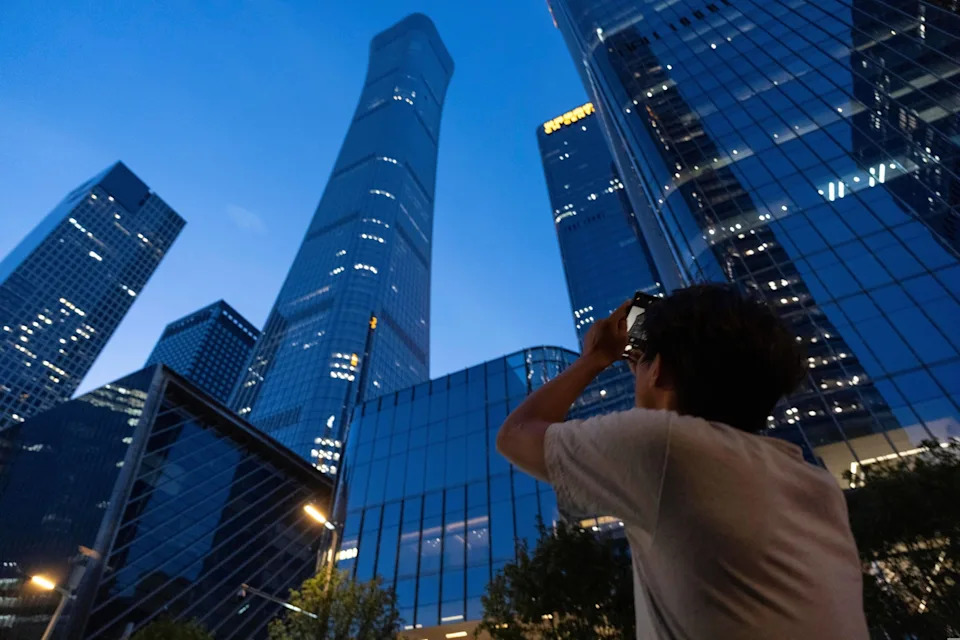Drama u Pekingu: Mali avion se zabio u Citic Tower i pao ispred najvišeg nebodera