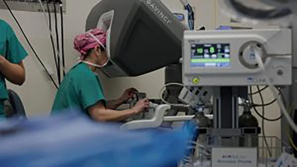 Prva van‑klinička single‑port robotska mastektomija u SAD: majka na plaži s ožiljkom veličine spajalice