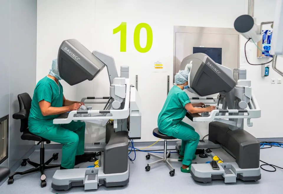 Prva van‑klinička single‑port robotska mastektomija u SAD: majka na plaži s ožiljkom veličine spajalice