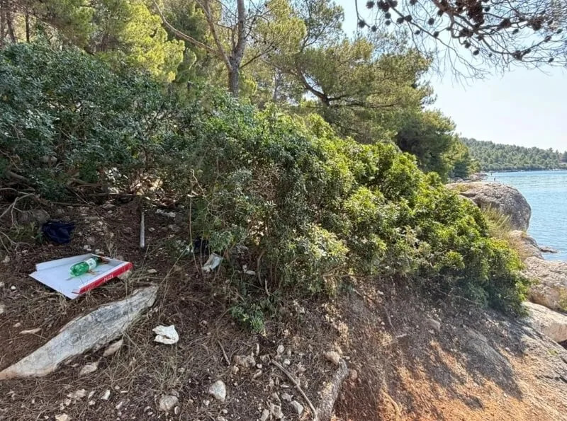 Smeće na 11 jardi od mora kod Zadra: Čista voda, nered odmah iza obale