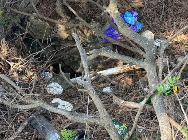 Smeće na 11 jardi od mora kod Zadra: Čista voda, nered odmah iza obale