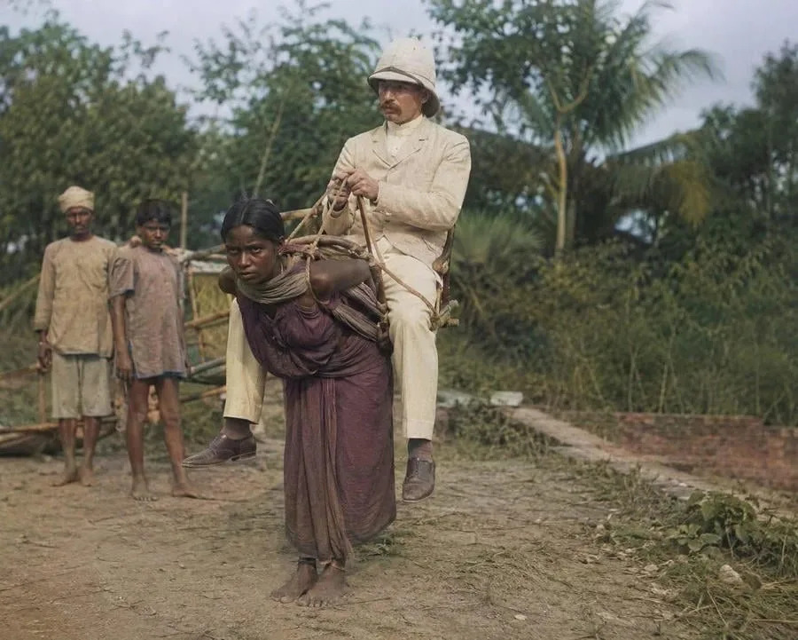 Provera činjenica: Fotografija iz 1903. na kojoj je „Bengalska žena koja nosi britanskog trgovca“ je lažna — nastala pomoću OpenAI alata