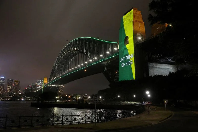 Australija Pooštrava Zabranu Za Mlađe Od 16 Godina — Kazne Do 99 M AUD i Šira Ovlašćenja Regulatora