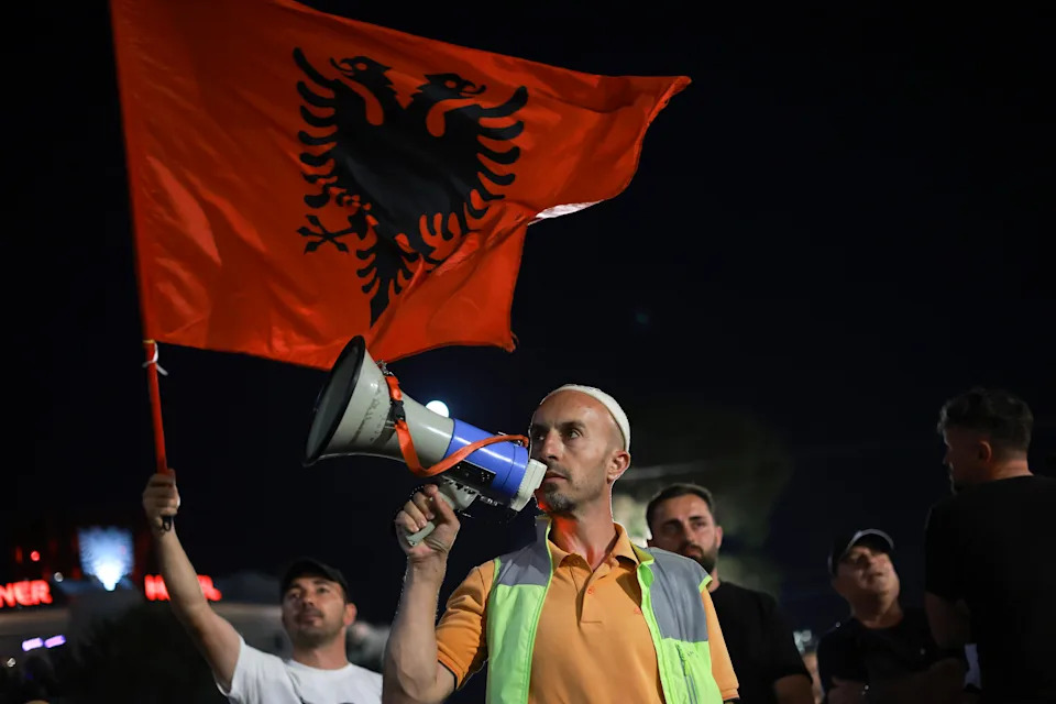 Revolucija flamingosa: Protesti u Tirani protiv projekta povezanog s Kushnerom