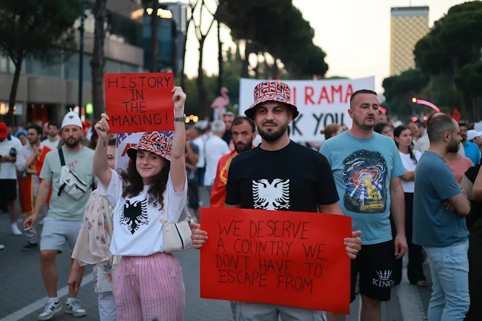Revolucija flamingosa: Protesti u Tirani protiv projekta povezanog s Kushnerom