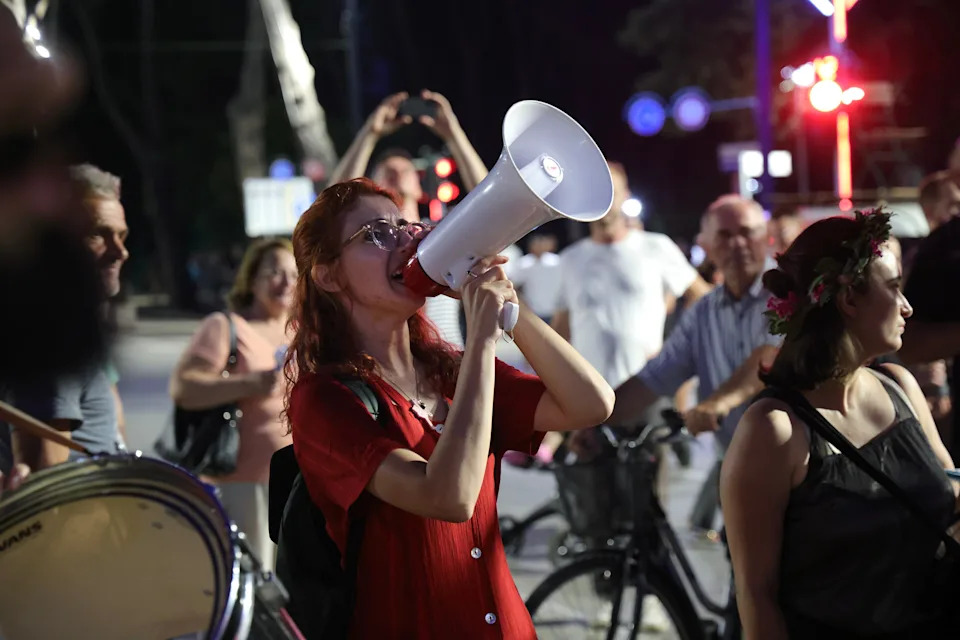 Revolucija flamingosa: Protesti u Tirani protiv projekta povezanog s Kushnerom