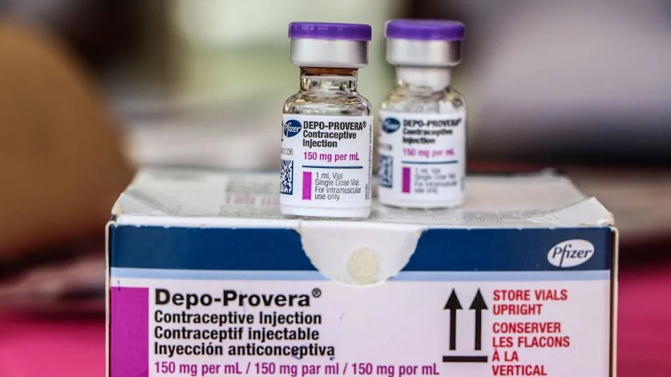 Žena tvrdi da je Depo‑Provera izazvala tri meningioma — stotine žena traže odgovore