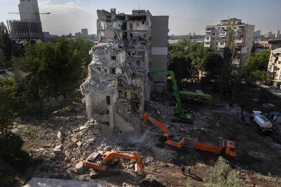 Masovni raketno-dronski napad na Ukrajinu: 74 projektila i 496 dronova, najmanje 22 poginula u Kijevu