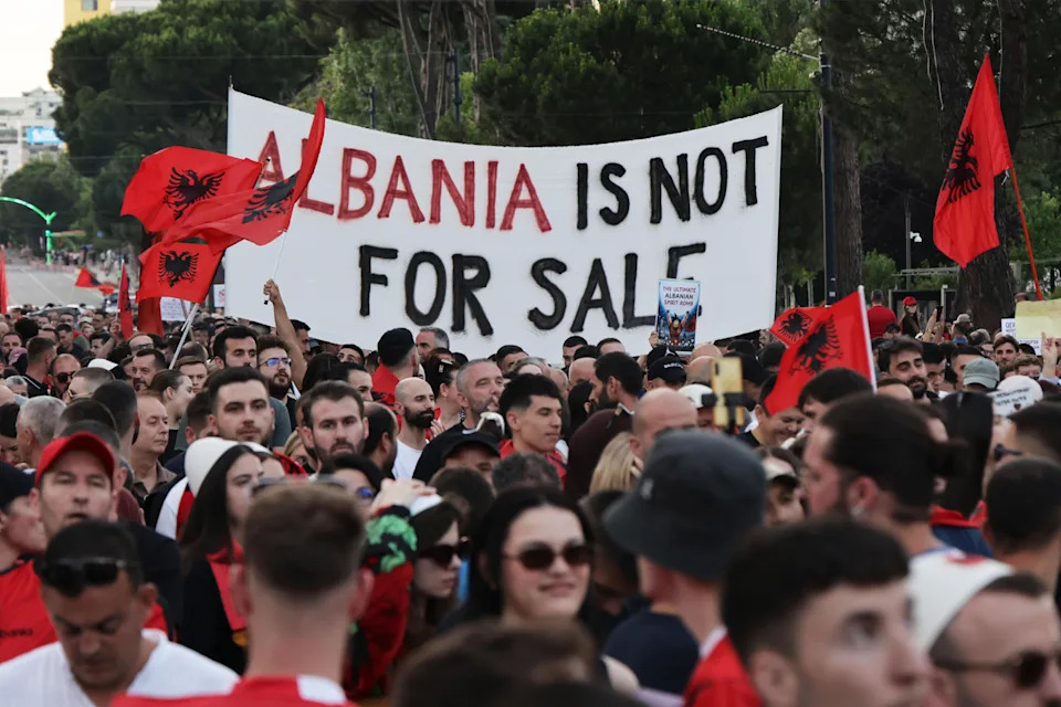 Prodavac zemljišta povezan s Kushnerom pod istragom: zamrznut račun od 127+ miliona dolara i masovni protesti