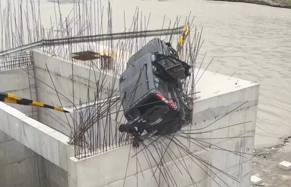 Stravična Nesreća Na Izlazu Iz Atal Tunela: Mahindra Scorpio Probijao Barijeru, Jedan Poginuo