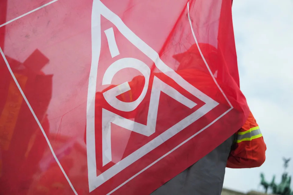 Hiljade radnika Mercedes‑Benza najavljuju proteste — IG Metall upozorava na 