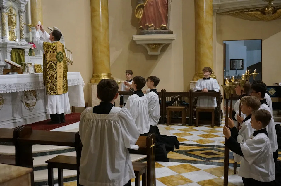 Latinska misa u St. Paulu: Kako jedna župa spaja tradiciju i vernost papi posle raskola SSPX