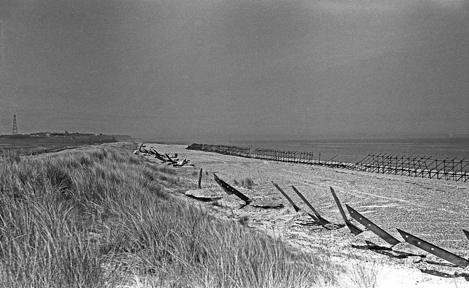Zašto se na plažama pojavljuju ostaci iz Drugog svetskog rata? Otkrivamo priču iza betonskih blokova i „zmajevih zuba“