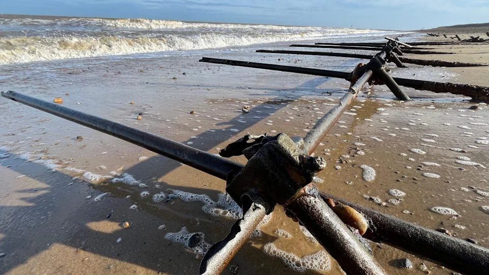 Zašto se na plažama pojavljuju ostaci iz Drugog svetskog rata? Otkrivamo priču iza betonskih blokova i „zmajevih zuba“