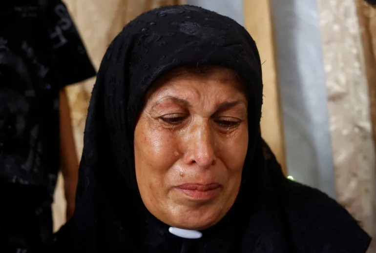 Procurila Fotografija Zlostavljanog Palestinskog Pritvorenika — Dve Majke Prepoznale Svoje Sinove