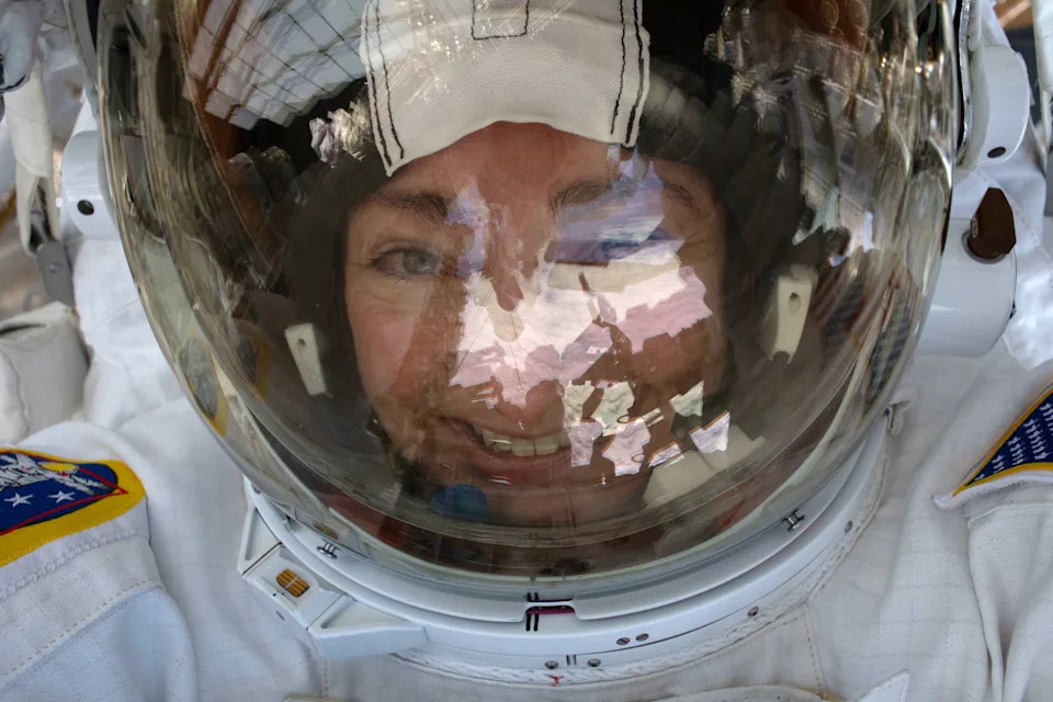 Zapanjujući selfiji iz svemira: Astronauti snimili fotografije sa 250 milja iznad Zemlje