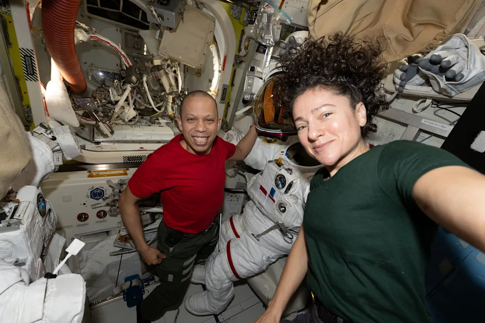 Zapanjujući selfiji iz svemira: Astronauti snimili fotografije sa 250 milja iznad Zemlje