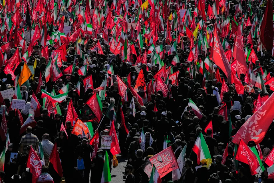 Tanker Zapaljen u Hormuškom Moreuzu Nakon Pogotka Projektilom — Iran Tuguje Nakon Izveštaja O Smrti Khameneija