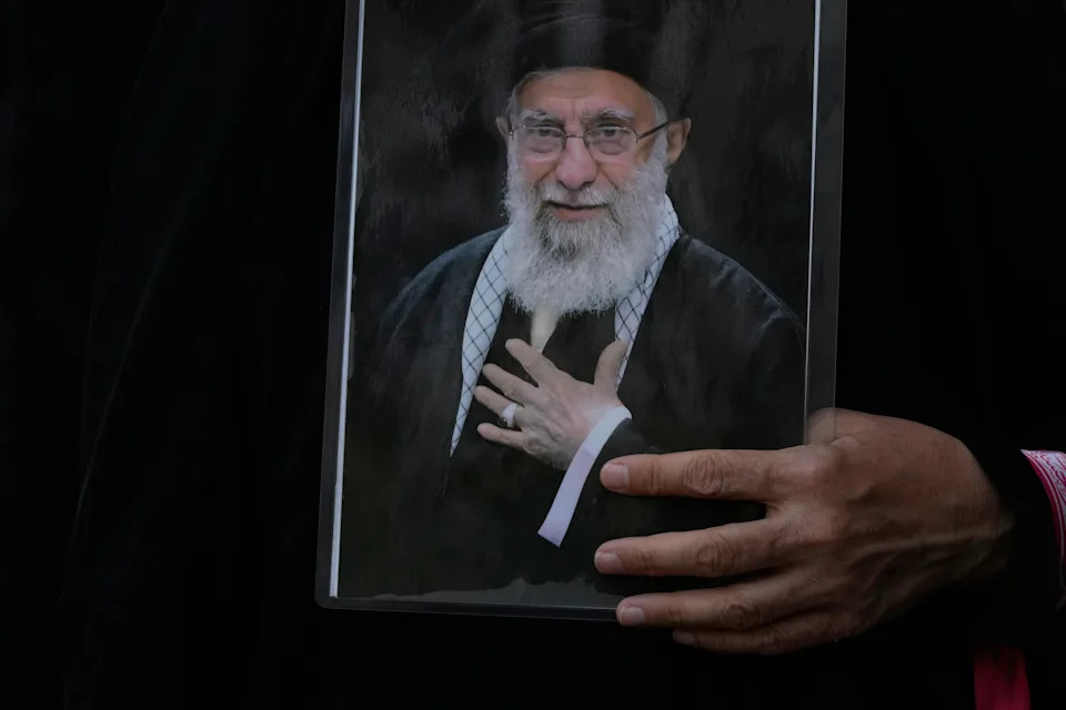Tanker Zapaljen u Hormuškom Moreuzu Nakon Pogotka Projektilom — Iran Tuguje Nakon Izveštaja O Smrti Khameneija